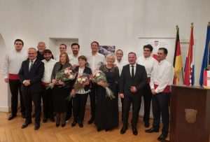 BERLIN: „Ratnice čuvarice kulturne baštine“ naziv je izložbe ratnih fotografija otvorene za Dan sjećanja na žrtvu Vukovara i Škabrnje u Berlinu BERLIN: „Ratnice čuvarice kulturne baštine“ naziv je izložbe ratnih fotografija otvorene za Dan sjećanja na žrtvu Vukovara i Škabrnje u Berlinu