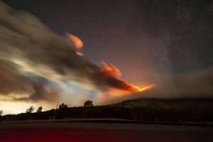 RIM: Vulkan Etna na Siciliji ponovno eruptirao i izbacuje lavu - vulkanski pepeo doseže visinu od oko 4.500 metara