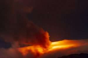 RIM: Vulkan Etna na Siciliji ponovno eruptirao i izbacuje lavu - vulkanski pepeo doseže visinu od oko 4.500 metara