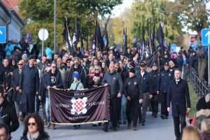 (FOTO) 32. GODIŠNJICA VUKOVARSKE TRAGEDIJE: Više 0d 150 tisuća Hrvata i njihovih prijatelja poklonilo se žrtvi Vukovara (FOTO) 32. GODIŠNJICA VUKOVARSKE TRAGEDIJE: Više 0d 150 tisuća Hrvata i njihovih prijatelja poklonilo se žrtvi Vukovara