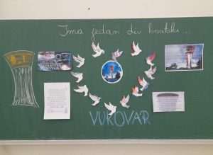 U SJEĆANJE NA ŽRTVU VUKOVARA I ŠKABRNJE: Hrvatska nastava u Baden-Württembergu obilježila 18. studenog U SJEĆANJE NA ŽRTVU VUKOVARA I ŠKABRNJE: Hrvatska nastava u Baden-Württembergu obilježila 18. studenog