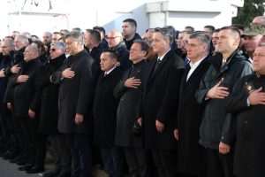 (FOTO) 32. GODIŠNJICA VUKOVARSKE TRAGEDIJE: Više 0d 150 tisuća Hrvata i njihovih prijatelja poklonilo se žrtvi Vukovara (FOTO) 32. GODIŠNJICA VUKOVARSKE TRAGEDIJE: Više 0d 150 tisuća Hrvata i njihovih prijatelja poklonilo se žrtvi Vukovara