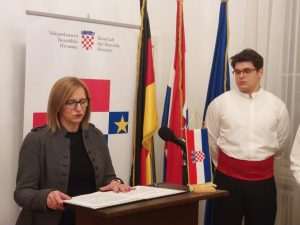 BERLIN: „Ratnice čuvarice kulturne baštine“ naziv je izložbe ratnih fotografija otvorene za Dan sjećanja na žrtvu Vukovara i Škabrnje u Berlinu BERLIN: „Ratnice čuvarice kulturne baštine“ naziv je izložbe ratnih fotografija otvorene za Dan sjećanja na žrtvu Vukovara i Škabrnje u Berlinu