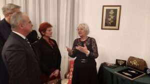BERLIN: „Ratnice čuvarice kulturne baštine“ naziv je izložbe ratnih fotografija otvorene za Dan sjećanja na žrtvu Vukovara i Škabrnje u Berlinu BERLIN: „Ratnice čuvarice kulturne baštine“ naziv je izložbe ratnih fotografija otvorene za Dan sjećanja na žrtvu Vukovara i Škabrnje u Berlinu