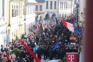 (FOTO) 32. GODIŠNJICA VUKOVARSKE TRAGEDIJE: Više 0d 150 tisuća Hrvata i njihovih prijatelja poklonilo se žrtvi Vukovara (FOTO) 32. GODIŠNJICA VUKOVARSKE TRAGEDIJE: Više 0d 150 tisuća Hrvata i njihovih prijatelja poklonilo se žrtvi Vukovara