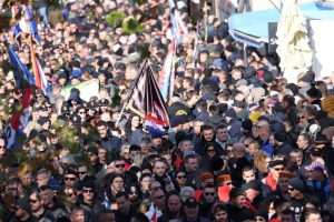 (FOTO) 32. GODIŠNJICA VUKOVARSKE TRAGEDIJE: Više 0d 150 tisuća Hrvata i njihovih prijatelja poklonilo se žrtvi Vukovara (FOTO) 32. GODIŠNJICA VUKOVARSKE TRAGEDIJE: Više 0d 150 tisuća Hrvata i njihovih prijatelja poklonilo se žrtvi Vukovara