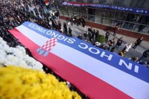 (FOTO) 32. GODIŠNJICA VUKOVARSKE TRAGEDIJE: Više 0d 150 tisuća Hrvata i njihovih prijatelja poklonilo se žrtvi Vukovara (FOTO) 32. GODIŠNJICA VUKOVARSKE TRAGEDIJE: Više 0d 150 tisuća Hrvata i njihovih prijatelja poklonilo se žrtvi Vukovara