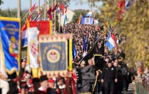 (FOTO) DAN SJEĆANJA NA ŽRTVE ŠKABRNJE: Polaganjem vijenaca završeno obilježavanje 32. obljetnice stradanja hrvatskih civila i branitelja u Škabrnji (FOTO) DAN SJEĆANJA NA ŽRTVE ŠKABRNJE: Polaganjem vijenaca završeno obilježavanje 32. obljetnice stradanja hrvatskih civila i branitelja u Škabrnji