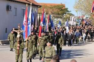 (FOTO) DAN SJEĆANJA NA ŽRTVE ŠKABRNJE: Polaganjem vijenaca završeno obilježavanje 32. obljetnice stradanja hrvatskih civila i branitelja u Škabrnji (FOTO) DAN SJEĆANJA NA ŽRTVE ŠKABRNJE: Polaganjem vijenaca završeno obilježavanje 32. obljetnice stradanja hrvatskih civila i branitelja u Škabrnji