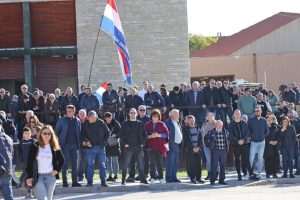 (FOTO) DAN SJEĆANJA NA ŽRTVE ŠKABRNJE: Polaganjem vijenaca završeno obilježavanje 32. obljetnice stradanja hrvatskih civila i branitelja u Škabrnji (FOTO) DAN SJEĆANJA NA ŽRTVE ŠKABRNJE: Polaganjem vijenaca završeno obilježavanje 32. obljetnice stradanja hrvatskih civila i branitelja u Škabrnji