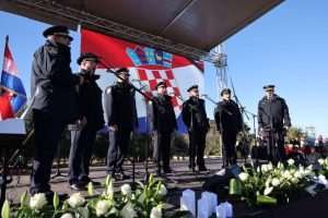 (FOTO) DAN SJEĆANJA NA ŽRTVE ŠKABRNJE: Polaganjem vijenaca završeno obilježavanje 32. obljetnice stradanja hrvatskih civila i branitelja u Škabrnji (FOTO) DAN SJEĆANJA NA ŽRTVE ŠKABRNJE: Polaganjem vijenaca završeno obilježavanje 32. obljetnice stradanja hrvatskih civila i branitelja u Škabrnji