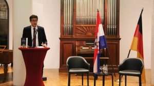 STUTTGART: Zanimljiva tribina s predstavljanjem knjige „Tiha moć – Diplomacija Svete Stolice“ apostolskog nuncija dr. Nikole Eterovića STUTTGART: Zanimljiva tribina s predstavljanjem knjige „Tiha moć – Diplomacija Svete Stolice“ apostolskog nuncija dr. Nikole Eterovića