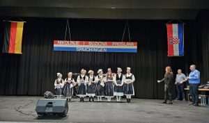 NIKOLINJE I BOŽIĆNA PROSLAVA HKZ ROTTWEIL, SCHWENNINGEN I SCHRAMBERG: Djeca i njihovi roditelji uživali u bogatom kulturno-zabavnom programu NIKOLINJE I BOŽIĆNA PROSLAVA HKZ ROTTWEIL, SCHWENNINGEN I SCHRAMBERG: Djeca i njihovi roditelji uživali u bogatom kulturno-zabavnom programu