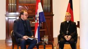 STUTTGART: Zanimljiva tribina s predstavljanjem knjige „Tiha moć – Diplomacija Svete Stolice“ apostolskog nuncija dr. Nikole Eterovića STUTTGART: Zanimljiva tribina s predstavljanjem knjige „Tiha moć – Diplomacija Svete Stolice“ apostolskog nuncija dr. Nikole Eterovića