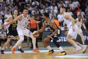 DAR ZADRANIMA ZA BOŽIĆ: Košarkaši Zadra 'pregazili' Partizan briljantnom izvedbom pred 8.500 navijača DAR ZADRANIMA ZA BOŽIĆ: Košarkaši Zadra 'pregazili' Partizan briljantnom izvedbom pred 8.500 navijača