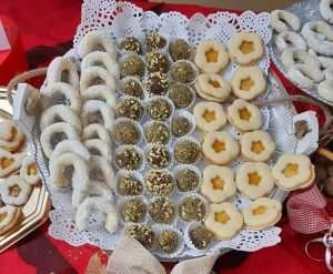 BOŽIĆNI RECEPTI TALIJANSKIH HRVATA: Linzer keksi s bademima, čokoladni raspucanci, vanilin kiflice, kuglice od smokava bez šećera...