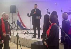 BOŽIĆNA PROSLAVA I NIKOLINJE U HKM ESSEN: Djeca su se radovala darovima, a odrasli glazbi i zabavi BOŽIĆNA PROSLAVA I NIKOLINJE U HKM ESSEN: Djeca su se radovala darovima, a odrasli glazbi i zabavi