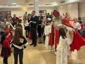 BOŽIĆNA PROSLAVA I NIKOLINJE U HKM ESSEN: Djeca su se radovala darovima, a odrasli glazbi i zabavi BOŽIĆNA PROSLAVA I NIKOLINJE U HKM ESSEN: Djeca su se radovala darovima, a odrasli glazbi i zabavi