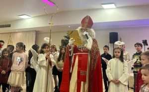 BOŽIĆNA PROSLAVA I NIKOLINJE U HKM ESSEN: Djeca su se radovala darovima, a odrasli glazbi i zabavi BOŽIĆNA PROSLAVA I NIKOLINJE U HKM ESSEN: Djeca su se radovala darovima, a odrasli glazbi i zabavi
