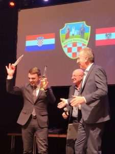 FEŠTA DO RANIH JUTARNJIH SATI: U Austriji je održana "Izvorna večer" u organizaciji Hrvatskog zavičajnog kluba Gornja Komušina FEŠTA DO RANIH JUTARNJIH SATI: U Austriji je održana "Izvorna večer" u organizaciji Hrvatskog zavičajnog kluba Gornja Komušina