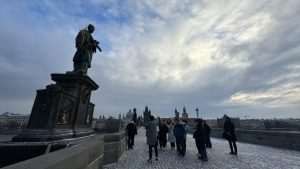 SKULPTURE „ZLATNOG GRADA“: Na Karlovu mostu u Pragu nalazi se čak 30 skulptura među kojima je i kip sv. Ivana Nepomuka koji je zaštitnik Češke