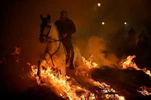 TRADICIJA DUGA ČETIRI STOLJEĆA: Jahači na konjima, u spomen na svetog Antuna, skokom kroz vatru štite od zlih duhova i bolesti
