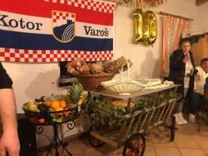 (FOTO) KOTORVAROŠANI U STUTTGARTU: Na fešti proslavili 10. obljetnicu udruge i pomolili se za svog iznenada preminulog člana (FOTO) KOTORVAROŠANI U STUTTGARTU: Na fešti proslavili 10. obljetnicu udruge i pomolili se za svog iznenada preminulog člana