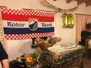 (FOTO) KOTORVAROŠANI U STUTTGARTU: Na fešti proslavili 10. obljetnicu udruge i pomolili se za svog iznenada preminulog člana (FOTO) KOTORVAROŠANI U STUTTGARTU: Na fešti proslavili 10. obljetnicu udruge i pomolili se za svog iznenada preminulog člana