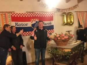 (FOTO) KOTORVAROŠANI U STUTTGARTU: Na fešti proslavili 10. obljetnicu udruge i pomolili se za svog iznenada preminulog člana (FOTO) KOTORVAROŠANI U STUTTGARTU: Na fešti proslavili 10. obljetnicu udruge i pomolili se za svog iznenada preminulog člana