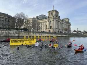 USKOČILI U HLADNU RIJEKU U BERLINU ZBOG ISPLATE KLIMATSKIH BONUSA: Prosvjed zbog prekršenih obećanja Vlade USKOČILI U HLADNU RIJEKU U BERLINU ZBOG ISPLATE KLIMATSKIH BONUSA: Prosvjed zbog prekršenih obećanja Vlade