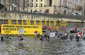 USKOČILI U HLADNU RIJEKU U BERLINU ZBOG ISPLATE KLIMATSKIH BONUSA: Prosvjed zbog prekršenih obećanja Vlade USKOČILI U HLADNU RIJEKU U BERLINU ZBOG ISPLATE KLIMATSKIH BONUSA: Prosvjed zbog prekršenih obećanja Vlade