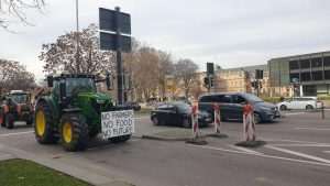 (FOTO) PROSVJED POLJOPRIVREDNIKA U STUTTGARTU: Policija upozorava na zastoje u prometu i u večernjim satima