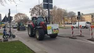 (FOTO) PROSVJED POLJOPRIVREDNIKA U STUTTGARTU: Policija upozorava na zastoje u prometu i u večernjim satima