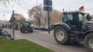 (FOTO) PROSVJED POLJOPRIVREDNIKA U STUTTGARTU: Policija upozorava na zastoje u prometu i u večernjim satima