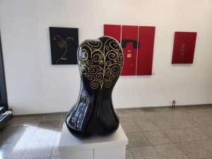 IL MINIMALISTA: U Stuttgartu u poznatoj galeriji Strzelski, pod pokroviteljstvom GK RH Stuttgart otvorena je izložba pod nazivom „Umjetnost je reducirati stvari“ IL MINIMALISTA: U Stuttgartu u poznatoj galeriji Strzelski, pod pokroviteljstvom GK RH Stuttgart otvorena je izložba pod nazivom „Umjetnost je reducirati stvari“