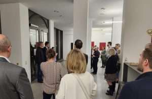 IL MINIMALISTA: U Stuttgartu u poznatoj galeriji Strzelski, pod pokroviteljstvom GK RH Stuttgart otvorena je izložba pod nazivom „Umjetnost je reducirati stvari“ IL MINIMALISTA: U Stuttgartu u poznatoj galeriji Strzelski, pod pokroviteljstvom GK RH Stuttgart otvorena je izložba pod nazivom „Umjetnost je reducirati stvari“