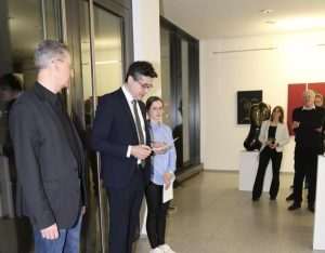 IL MINIMALISTA: U Stuttgartu u poznatoj galeriji Strzelski, pod pokroviteljstvom GK RH Stuttgart otvorena je izložba pod nazivom „Umjetnost je reducirati stvari“ IL MINIMALISTA: U Stuttgartu u poznatoj galeriji Strzelski, pod pokroviteljstvom GK RH Stuttgart otvorena je izložba pod nazivom „Umjetnost je reducirati stvari“