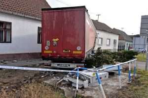 KAMION SLETIO S CESTE I PROBIO KUĆU: Dvije osobe ozlijeđene