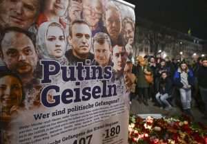 BERLIN: Mnogi njemački građani odaju počast Navaljnom ispred ruskog veleposlanstva  