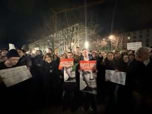 BERLIN: Mnogi njemački građani odaju počast Navaljnom ispred ruskog veleposlanstva  
