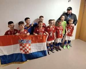 OPET NA POBJEDNIČKOM POSTOLJU: U-8 momčad Croatije München osvojila prvo mjesto na turniru u Olympiadorfu OPET NA POBJEDNIČKOM POSTOLJU: U-8 momčad Croatije München osvojila prvo mjesto na turniru u Olympiadorfu