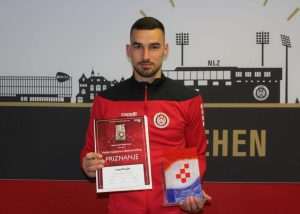 IVANU PRTAJINU URUČENA VEČERNJAKOVA DOMOVNICA: „Lewandowski iz Wiesbadena“ ponosni Hrvat iz Vrane uživa veliku popularnost u Njemačkoj Ivan Prtajin sa priznanjem i Domovnicom Večernjeg lista / Foto: Fenix (Petar Krešimir Puđa)