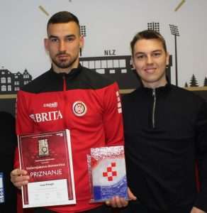 IVANU PRTAJINU URUČENA VEČERNJAKOVA DOMOVNICA: „Lewandowski iz Wiesbadena“ ponosni Hrvat iz Vrane uživa veliku popularnost u Njemačkoj Ivan Prtajin i fotoreporter Petar Krešimir Puđa / Foto: Fenix (SIM)