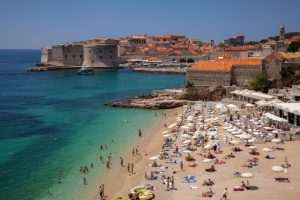 U KOJE GODIŠNJE DOBA OTKRITI ČAROLIJE HRVATSKE? Posjet Lijepoj našoj omogućuje vam otkrivanje prekrasne zemlje obasjane suncem Plaža Banje na Pločama iza Grada u Dubrovniku / Foto: Zoran Jelača