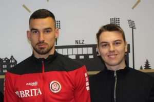 IVANU PRTAJINU URUČENA VEČERNJAKOVA DOMOVNICA: „Lewandowski iz Wiesbadena“ ponosni Hrvat iz Vrane uživa veliku popularnost u Njemačkoj Ivan Prtajin i fotoreporter Petar Krešimir Puđa / Foto: Fenix (SIM)