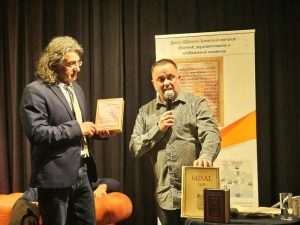 IDENTITETSKI I POVIJESNI ZNAČAJ: Knjiga dr. Ivana Mancea “Kosinjska tiskara” promovirana i u Beču Voditelj Pajrić i autor knjige dr. Mance (desno)/ Foto: S. Herek