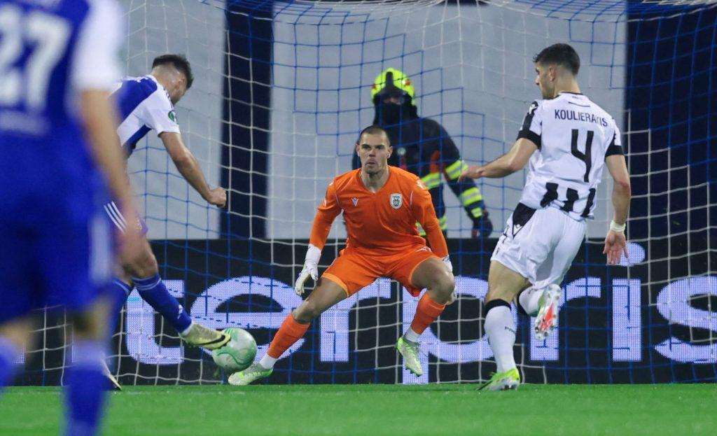 Bruno Petković savladava vratara PAOK-a Dominika Kotarskog / Foto: Hina