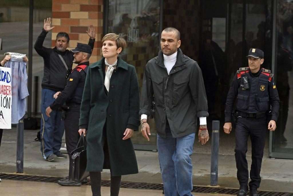 Dani Alves nije dao izjavu brojnim novinarima koji su čekali na vratima zatvora i otišao je u automobilu sa svojom odvjetnicom / Foto: Anadolu