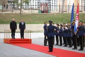 HRVATSKI MINISTAR OBRANE: Hrvatska u potpunosti stoji uz Kosovo i pravo te zemlje na neovisnost Ministar odbrane Kosova Ejup Maqedonci ugostio je ministra odbrane Hrvatske Ivana Anušića / Foto: Anadolu