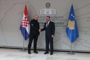 HRVATSKI MINISTAR OBRANE: Hrvatska u potpunosti stoji uz Kosovo i pravo te zemlje na neovisnost Ministar odbrane Kosova Ejup Maqedonci ugostio je ministra odbrane Hrvatske Ivana Anušića / Foto: Anadolu